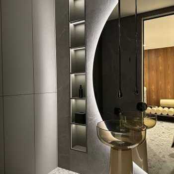 Lavabo Antonio Lupi, miscelatore a soffitto Gessi, accessori Decor Walther